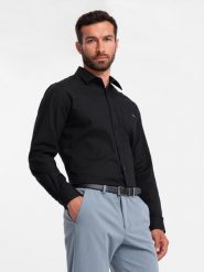 Bawełniana męska koszula z kieszenią REGULAR FIT - czarna V1 - Rozmiar: M. Czarne koszule męskie Ombre Clothing, m, bez wzorów, z bawełny, klasyczne, bez kołnierzyka, bez ramiączek. W wyprzedaży za 79.99 zł.