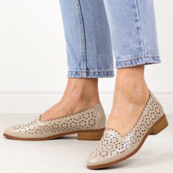 Złote ażurowe półbuty damskie Potocki 12320. Żółte półbuty damskie POTOCKI, na lato, w ażurowe wzory, ze skóry, eleganckie, z okrągłym noskiem, bez obcasa, na obcasie, bez zapięcia. Za 169.00 zł.