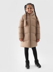 4F Płaszcz puchowy z wypełnieniem syntetycznym dziewczęcy - beżowy 128 (7-8 lat). Brązowe kurtki i płaszcze dla dziewczynek 4f, na zimę, bez wzorów, z dzianiny, z kapturem. W wyprzedaży za 139.99 zł.