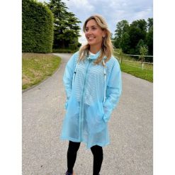 Kurtka przeciwdeszczowa dla kobiet do jazdy konnej Ju & Pa Marion. Czerwone kurtki damskie JU ET PA, uniwersalny, bez wzorów, bez kaptura. W wyprzedaży za 287.00 zł.