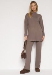 Ciemnobeżowy Prążkowany Komplet Dzianinowy z Bawełną Sweter z Półgolfem i Spodnie Elweda. Brązowe spodnie materiałowe damskie Born2be, bez wzorów, z bawełny, klasyczne, bez kołnierzyka, bez ramiączek, długie, bez kaptura. Za 109.99 zł.