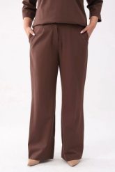 Eleganckie brązowe spodnie Soft Comfort z kieszeniami PLUS SIZE XXL. Brązowe spodnie materiałowe damskie Moda Size Plus Iwanek, plus size, bez wzorów, z nylonu, z podwyższonym stanem. W wyprzedaży za 129.90 zł.