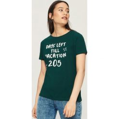T-shirt z hasłem - Khaki. T-shirty damskie marki Calvin Klein Jeans. W wyprzedaży za 9.99 zł.
