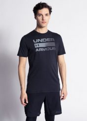 Koszulka męska Under Armour Team Issue Wordmark SS (1329582-001). Czarne koszulki sportowe męskie Under Armour, l, bez wzorów, bez kołnierzyka, bez ramiączek, na fitness i siłownię. Za 79.99 zł.