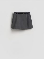 Spódnico-szorty z paskiem - jasnoszary. Szare szorty damskie Reserved, l, bez wzorów, z tkaniny. Za 99.99 zł.