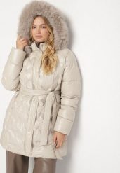 Ciemnobeżowa Pikowana Kurtka z Kapturem z Futrem i Wiązanym Paskiem Zenilka. Brązowe kurtki damskie Born2be, plus size, bez wzorów, z dzianiny, z kapturem. Za 229.99 zł.