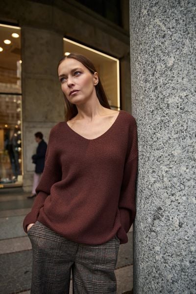 Sweter o prostym fasonie brązowy. Brązowe swetry damskie MOODO, l, bez wzorów, z poliamidu, bez kołnierzyka, bez ramiączek, bez kaptura. Za 119.99 zł.