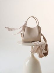 Torebka kuferek z imitacji skóry z ozdobną apaszką - beżowy. Brązowe szaliki i chusty damskie Sinsay, bez wzorów, ze skóry. Za 49.99 zł.