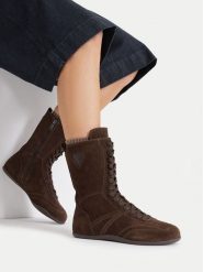 Guess Jeans Trzewiki EO-GUJ0316 Brązowy. Brązowe botki damskie Guess Jeans, z jeansu, bez obcasa, na płaskiej podeszwie, bez zapięcia. Za 399.99 zł.