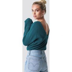 NA-KD Sweter z dzianiny z dekoltem V - Green. Zielone swetry damskie NA-KD, z dzianiny. Za 121.95 zł.