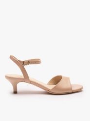 Beżowe sandały na obcasie. Brązowe sandały damskie Ryłko, bez wzorów, z gumy, bez obcasa, na obcasie, bez zapięcia. Za 399.99 zł.