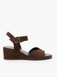 Ciemnobrązowe sandały na koturnie. Brązowe sandały damskie Ryłko, bez wzorów, ze skóry, bez obcasa, na koturnie, bez zapięcia. Za 399.99 zł.