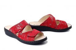 DR. BRINKMANN 701082-04 rot, klapki damskie. Czerwone klapki damskie Dr. Brinkmann, bez wzorów, ze skóry, bez obcasa. Za 269.90 zł.