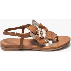 Tamaris - Sandały. Brązowe klapki damskie Tamaris, bez wzorów, z materiału, bez obcasa, bez zapięcia. W wyprzedaży za 139.90 zł.
