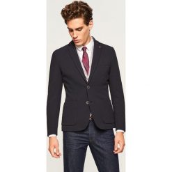 Marynarka z tkaniny strukturalnej slim fit - Granatowy. Niebieskie marynarki męskie Reserved, z tkaniny. Za 249.99 zł.
