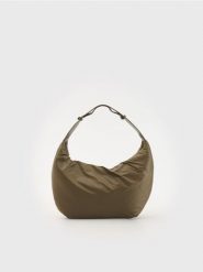 Nylonowa torebka na ramię - jasny zielony. Zielone torby na ramię damskie Reserved, bez wzorów, z nylonu, bez dodatków. W wyprzedaży za 39.99 zł.