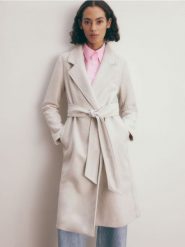 Płaszcz z wiązaniem - kremowy. Białe płaszcze damskie Reserved, l, bez wzorów, z tkaniny, klasyczne, bez kaptura. W wyprzedaży za 69.99 zł.