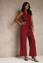 Bordowy Kombinezon Wide Leg z Ozdobnym Wiązaniem przy Szyi Silelia. Czerwone sukienki damskie Renee, na co dzień, l, bez wzorów, eleganckie, bez kołnierzyka, bez ramiączek, kopertowe. Za 99.99 zł.