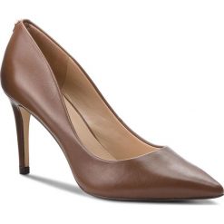 Szpilki GUESS - FLBE74 LEA08 COGNA. Szpilki damskie marki Guess. W wyprzedaży za 349.00 zł.