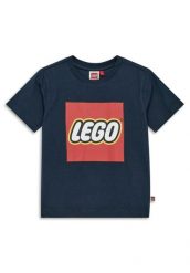 Koszulka Dziecięca LEGO Tano631 Granatowa. Niebieskie t-shirty dla chłopców LEGO, z aplikacjami, z bawełny, bez ramiączek. Za 79.99 zł.