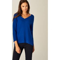 Sweter z dekoltem w szpic - Niebieski. Swetry damskie marki Mohito. Za 89.99 zł.
