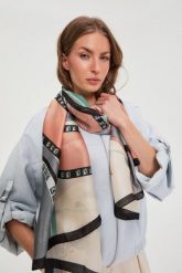 Wzorzysty szal miętowy. Zielone szaliki i chusty damskie MOODO, bez wzorów, z poliesteru. Za 59.99 zł.