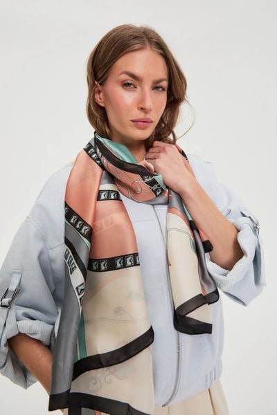 Wzorzysty szal miętowy. Zielone szaliki i chusty damskie MOODO, bez wzorów, z poliesteru. Za 59.99 zł.