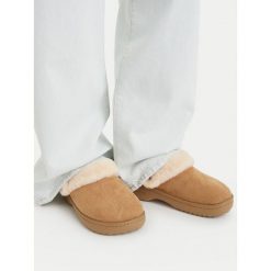 Klapki Crocs. Brązowe klapki damskie Crocs, bez wzorów, bez obcasa. Za 269.99 zł.