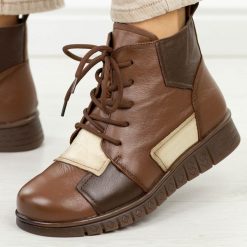 Brązowe skórzane botki damskie Cambell 15323. Brązowe botki damskie Cambell, na jesień, z dzianiny, klasyczne, z okrągłym noskiem, bez obcasa, na płaskiej podeszwie, bez zapięcia. Za 319.00 zł.