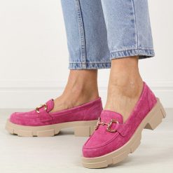 Fuksja skórzane mokasyny damskie Filippo Dp6100/24. Czerwone mokasyny damskie Filippo, z nubiku, eleganckie. Za 199.00 zł.