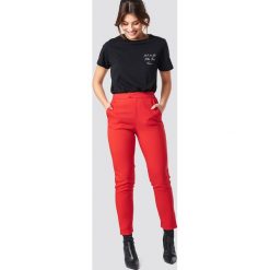 NA-KD Classic Proste spodnie garsonkowe - Red. Spodnie materiałowe damskie marki NA-KD Classic. Za 202.95 zł.