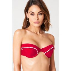 Andrea Hedenstedt x NA-KD Góra bikini z falbanką - Red. Bikini damskie marki Andrea Hedenstedt x NA-KD. W wyprzedaży za 33.90 zł.