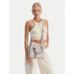 Torebka Guess. Białe torebki do ręki damskie Guess, z aplikacjami, bez dodatków. Za 492.99 zł.