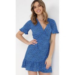 Granatowa Sukienka Aegomene. Niebieskie sukienki damskie Born2be, na imprezę, s, bez wzorów, z tkaniny, bez kołnierzyka, bez ramiączek, mini, kopertowe. Za 29.99 zł.