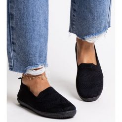 Czarne wsuwane materiałowe tenisówki Shadhi. Czarne trampki i tenisówki damskie w ażurowe wzory, z gumy, eleganckie, bez zapięcia. Za 85.50 zł.