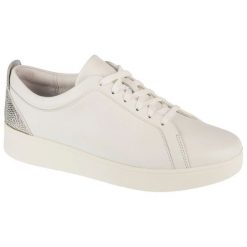 Buty FitFlop Rally Crystal Sneakers HY8-610 z Cyrkoniami białe. Białe obuwie sportowe damskie bez wzorów, z gumy, eleganckie, bez obcasa, bez zapięcia. Za 607.68 zł.