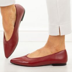 Czerwone skórzane czółenka damskie T.Sokolski 307. Czerwone czółenka damskie Sokolski, bez wzorów, ze skóry, biznesowe, bez obcasa, na płaskiej podeszwie, bez zapięcia. Za 299.00 zł.