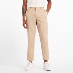 Spodnie męskie New Balance MP43554SOT – beżowe. Brązowe spodnie materiałowe męskie New Balance, m, bez wzorów, z bawełny, klasyczne. Za 349.99 zł.