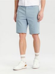 Szorty chino - błękitny. Niebieskie spodnie materiałowe męskie Sinsay, m, bez wzorów, z bawełny. Za 49.99 zł.