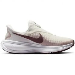 Buty do biegania damskie Nike Revolution 8 EasyOn. Białe obuwie sportowe damskie Nike, bez wzorów, z materiału, do biegania, nike revolution. Za 459.00 zł.