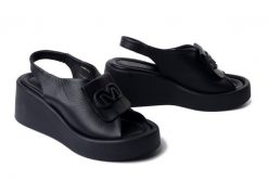 Artiker Relaks 58C2196 czarny, sandały damskie. Czarne sandały damskie Artiker Relaks, bez wzorów, ze skóry, bez obcasa, na koturnie, bez zapięcia. Za 243.92 zł.