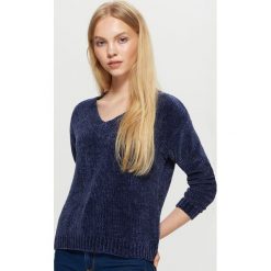 Szenilowy sweter z dekoltem - Granatowy. Niebieskie swetry damskie Cropp. W wyprzedaży za 29.99 zł.