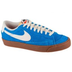 Buty Nike Blazer Low 77 W FQ8060-400 niebieskie. Niebieskie obuwie sportowe damskie bez wzorów, z gumy. Za 501.90 zł.