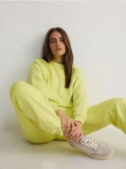 Dresowe spodnie jogger z bawełną - jasnozielony. Zielone spodnie dresowe damskie Reserved, l, bez wzorów, z bawełny. W wyprzedaży za 69.99 zł.