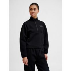 Damska bluza z zamkiem błyskawicznym Hummel Tech Fleece Boxy. Czarne bluzy damskie Hummel, na zimę, bez wzorów, bez kołnierzyka, bez ramiączek, bez kaptura. Za 300.50 zł.