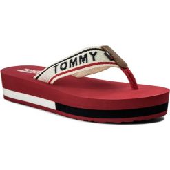 Japonki TOMMY JEANS - Mid Beach Sandal EN0EN00069 Tango Red 611. Klapki damskie marki Tommy Jeans. W wyprzedaży za 129.00 zł.