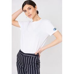 NA-KD T-shirt Rose Sleeve Embroidery - White. Białe t-shirty damskie NA-KD, z bawełny, z okrągłym kołnierzem. W wyprzedaży za 42.67 zł.