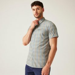 Travel Packaway męska koszula z krótkim rękawem. Szare koszule męskie Regatta, m, bez wzorów, eleganckie, bez kołnierzyka, bez ramiączek. W wyprzedaży za 153.95 zł.