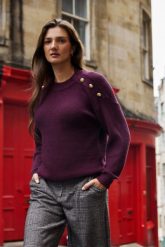 Sweter z ozdobymi guzikami burgundowy. Czerwone swetry damskie MOODO, l, bez wzorów, z poliamidu, bez kołnierzyka, bez ramiączek, bez kaptura. Za 139.99 zł.