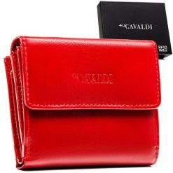 Skórzany portfel damski w czerwonym kolorze zamykany na zatrzask 4U Cavaldi RD-44-GCL. Czerwone portfele damskie 4U Cavaldi, bez wzorów, ze skóry. Za 69.99 zł.